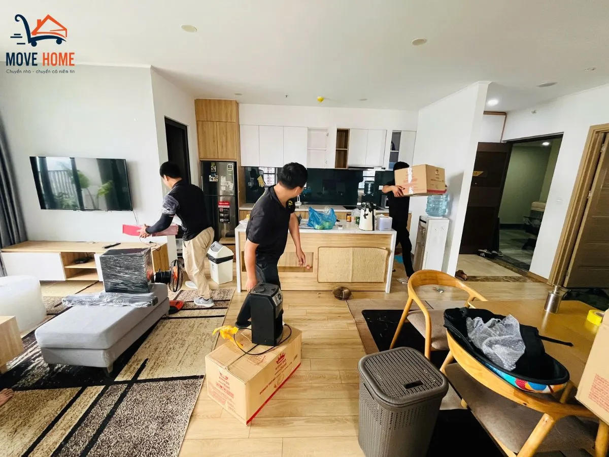 MOVE HOME đang đóng gói đồ đạc chuyên nghiệp