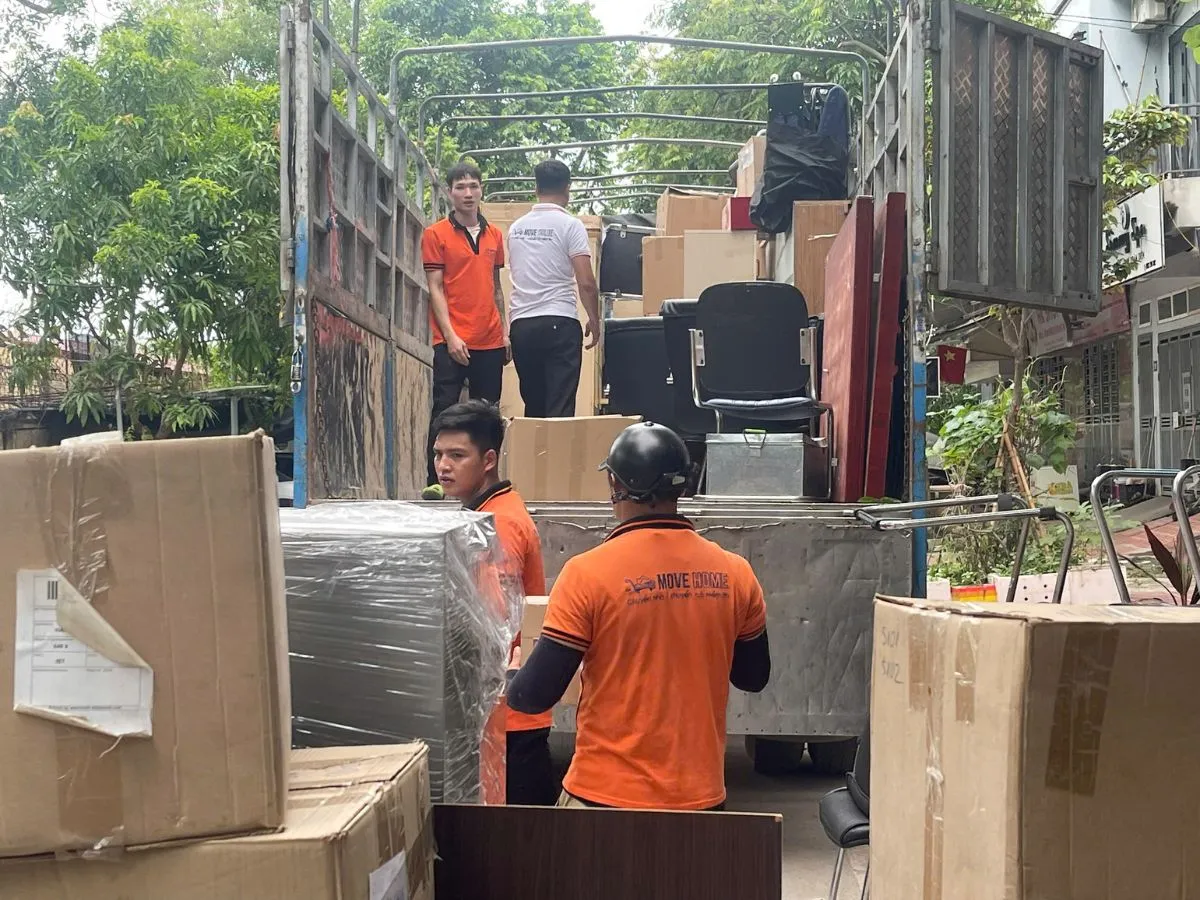 MOVE HOME dùng xe tải đa tải trọng, thi công ngoài giờ không gián đoạn